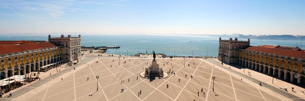 With One Bedroom In With Wonderful City View Balcony And Wifi 12 Km From The Beach Lissabon